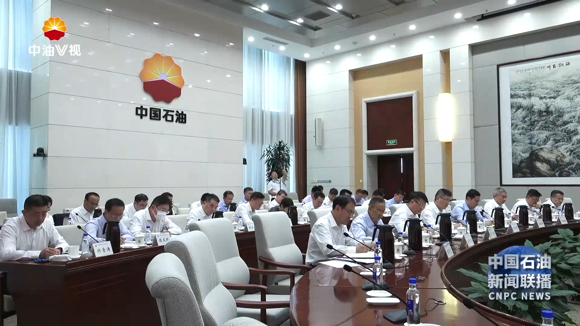 传达学习贯彻习近平总书记在中央全面深化改革委员会第六次会议上的重要讲话精神和会议精
神 中共中央政治局会议精神