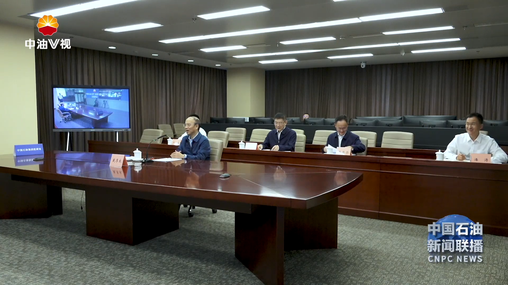 集团公司领导慰问节日期间在岗干部员工
坚守岗位履职尽责 确保生产经营平稳运行