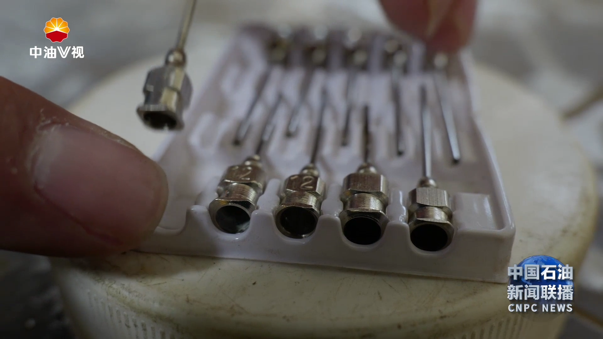 石油工人有绝活儿：《针尖上的焊接艺术》